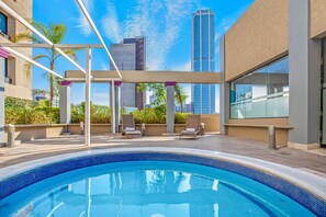 Una piscina cubierta, una piscina al aire libre