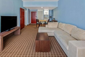 Suite, 1 King Bed, Non Smoking, City View | In-room safe, desk, laptop workspace, soundproofing - CHN Hotel Monterrey Centro, Trademark by Wyndham (Monterrey)
