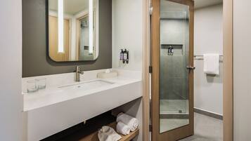 Suite junior | Baño | Regadera y toallas