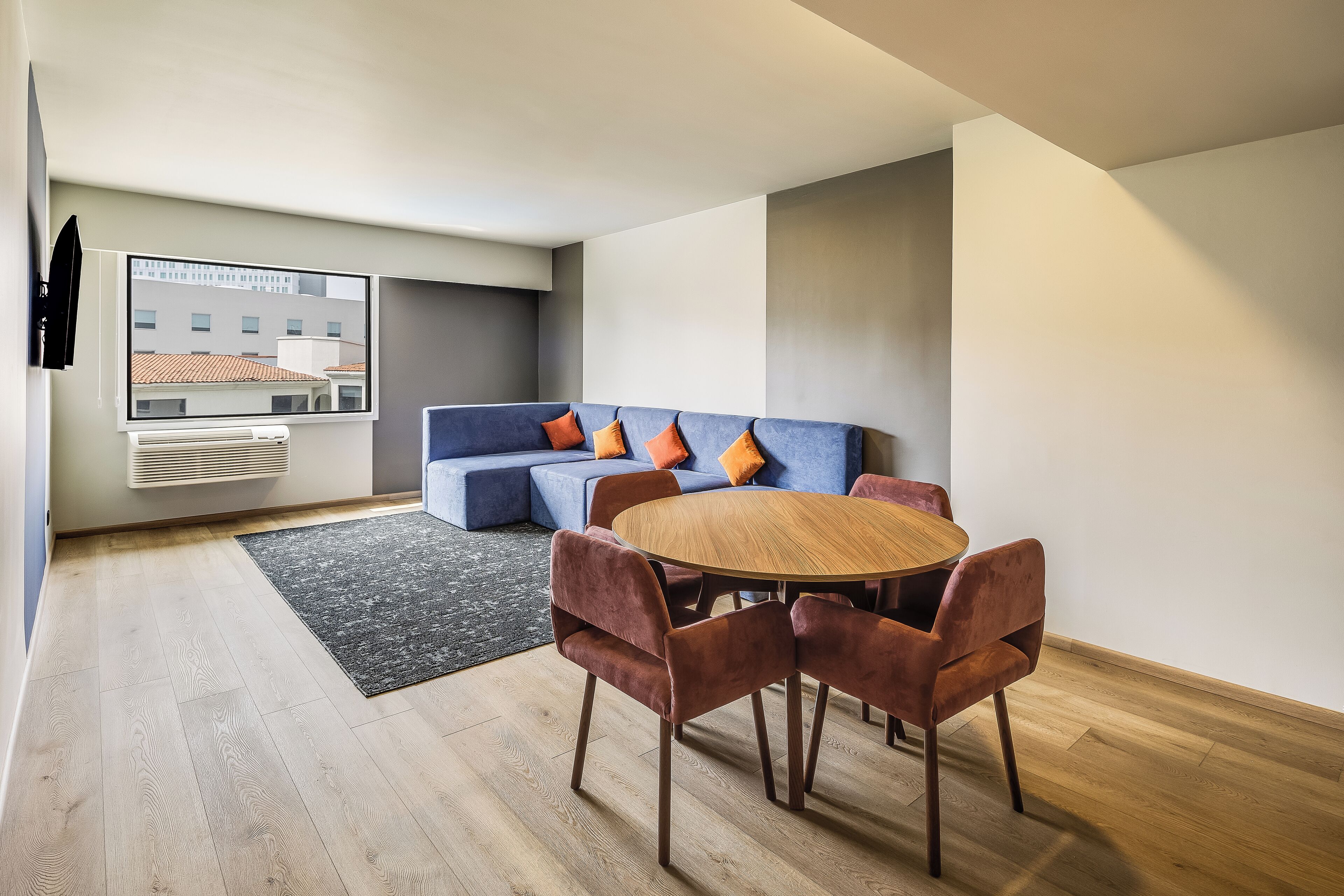 Suite junior | Caja de seguridad en la habitación y escritorio 