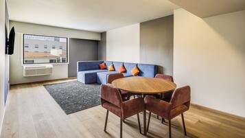 Suite junior | Caja de seguridad en la habitación y escritorio