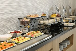 Buffet déjeuner servi tous les jours en supplément