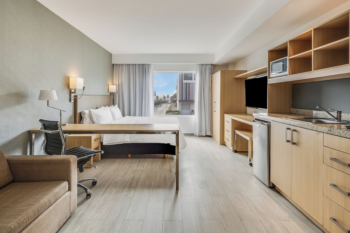 Loft | Värdeförvaringsskåp på rummet, skrivbord och arbetsyta för laptop