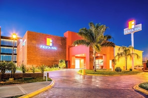 Front of property – evening/night - Fiesta Inn Monterrey La Fe (San Nicolas de los Garza)