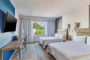 Kahden hengen deluxe-huone | Tallelokero huoneessa, työpöytä, silitysrauta/-lauta