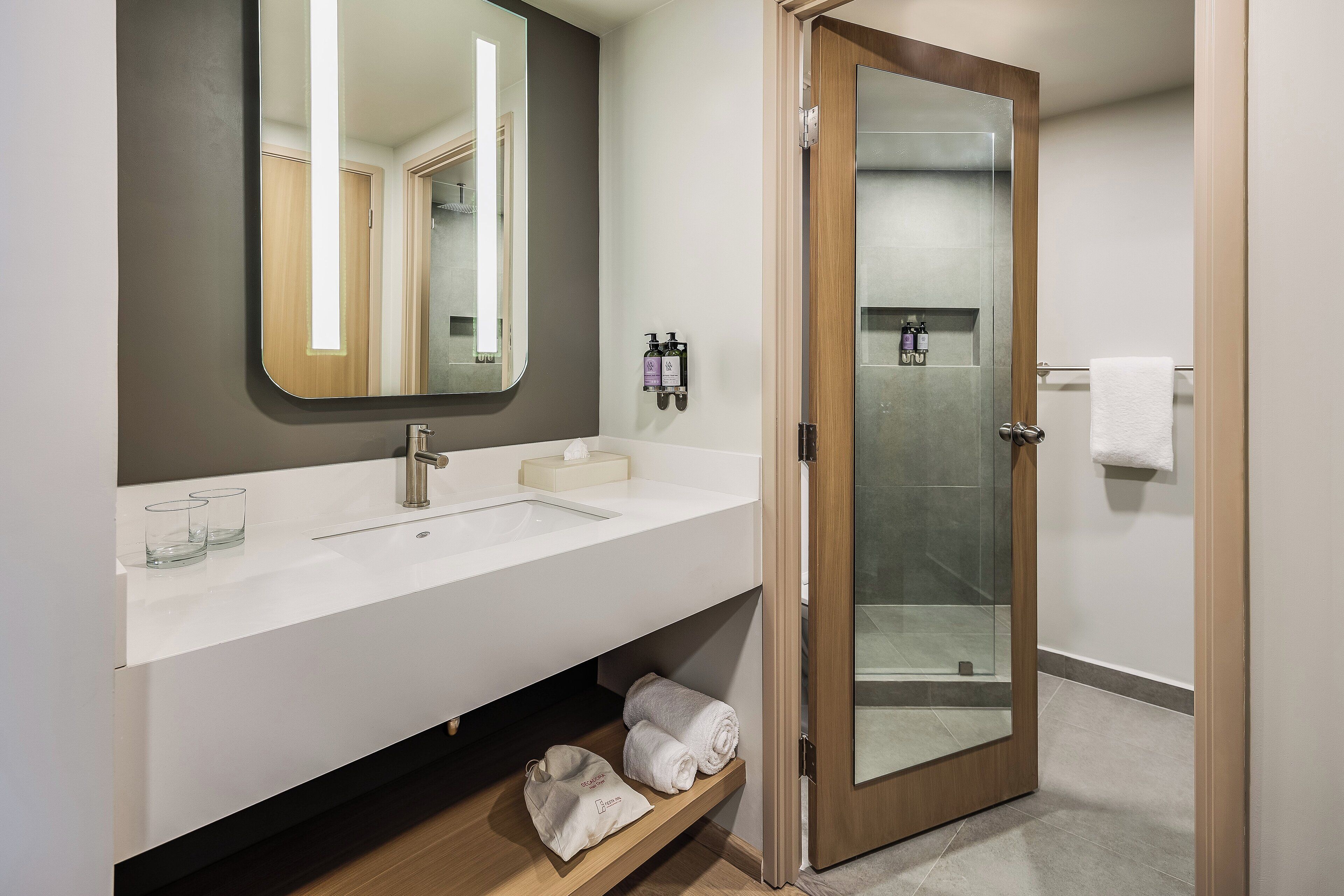junior suite | bathroom | shower, towels