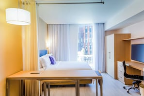 In-room safe, desk, laptop workspace, iron/ironing board - Fiesta Inn Monterrey La Fe (San Nicolas de los Garza)