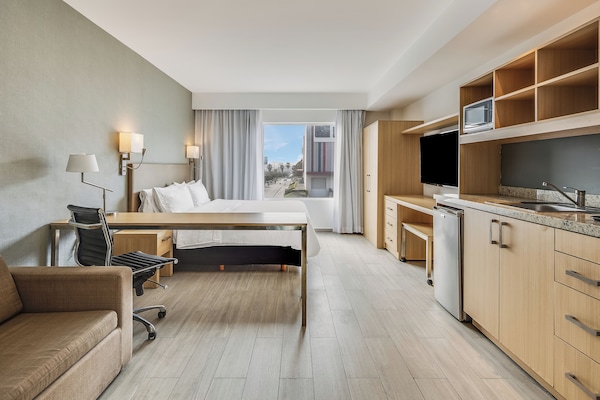 Loft | In-room safe, desk, laptop workspace, iron/ironing board