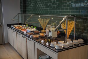 Petit déjeuner buffet servi tous les jours en supplément