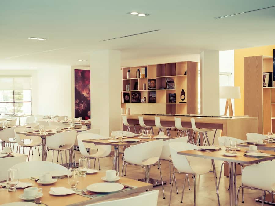 Breakfast, lunch, dinner served; international cuisine