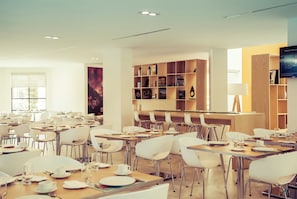 Breakfast, lunch, dinner served; international cuisine - Fiesta Inn Saltillo (Saltillo)