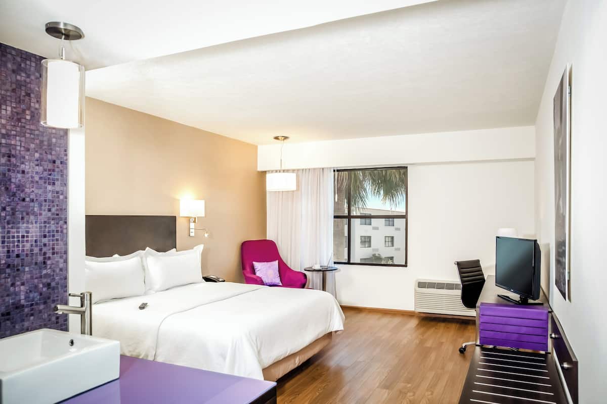 Executive Room, 1 King Bed | In-room safe, desk, iron/ironing board (on request), WiFi (free)