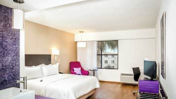 Executive Room, 1 King Bed | In-room safe, desk, iron/ironing board (on request), WiFi (free)