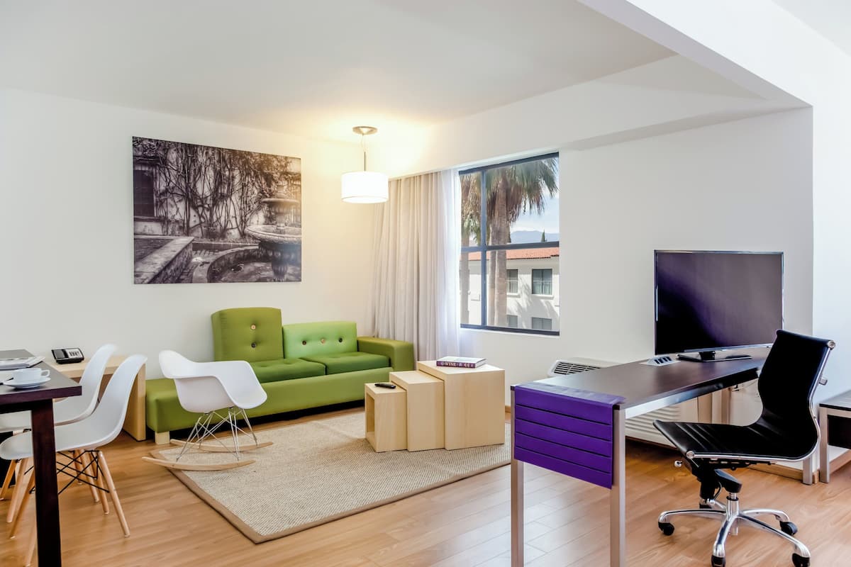 Junior Suite | In-room safe, desk, iron/ironing board (on request), WiFi (free)