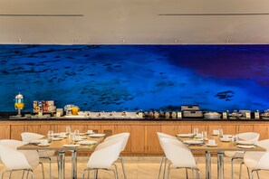 Desayuno buffet todos los días (MXN 550 por persona) 