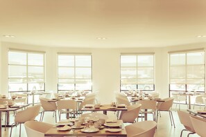 Breakfast, lunch, dinner served; international cuisine  - Fiesta Inn Saltillo (Saltillo)