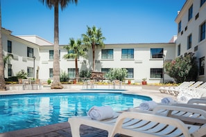 Outdoor pool - Fiesta Inn Saltillo (Saltillo)