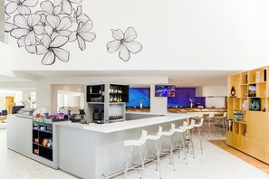 供应早餐、午餐和晚餐