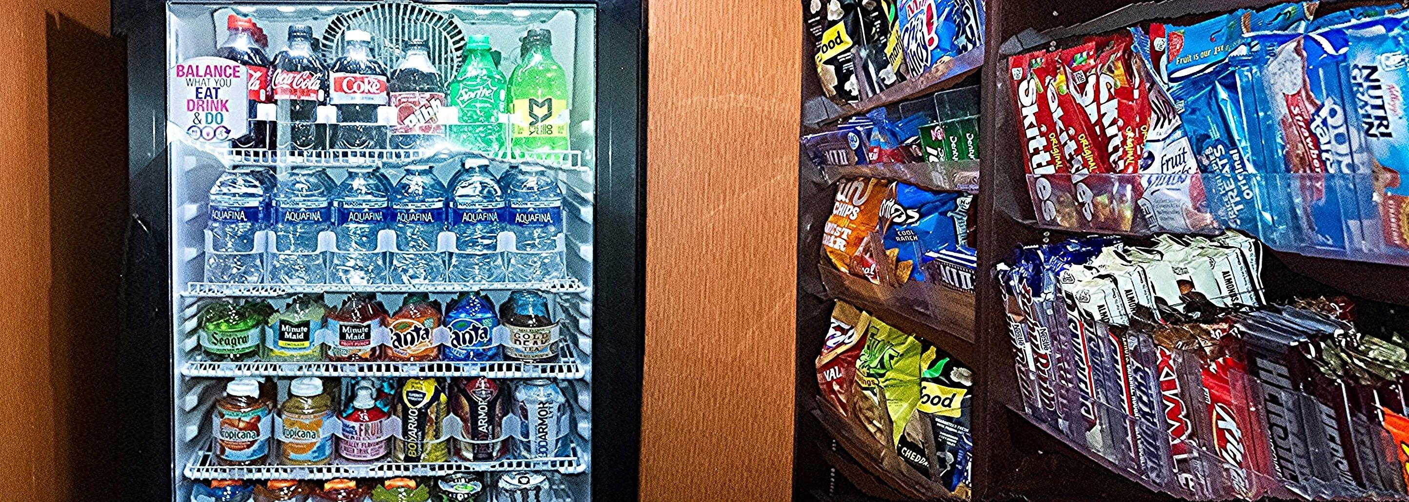 Máquina expendedora llena de bebidas y aperitivos.