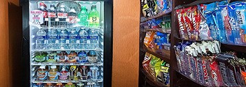Máquina expendedora llena de bebidas y aperitivos.