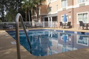 Piscine extérieure, chaises longues