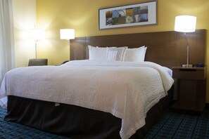 Literie de qualité supérieure, bureau, rideaux occultants