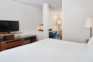 Suite, 1 kingsize bed met slaapbank | Luxe beddengoed, een bureau, verduisterende gordijnen