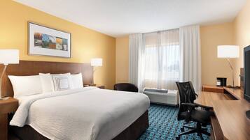 Escritorio, tabla de planchar con plancha, wifi gratis y ropa de cama