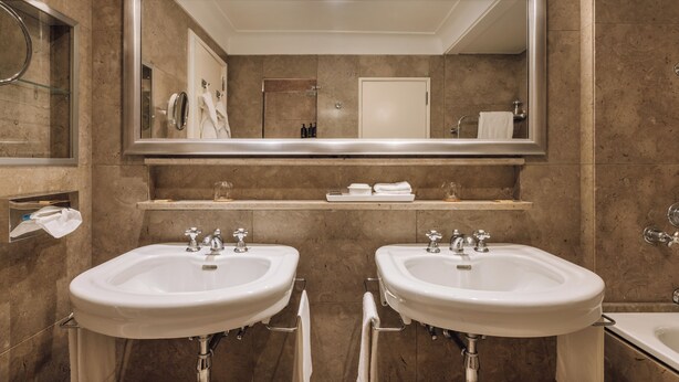 Separate tub and shower, deep soaking tub, designer toiletries - Four Seasons Hotel Ritz Lisbon (Lisbon)