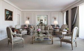 Royal Suite, 1 King Bed, Smoking | Billiards