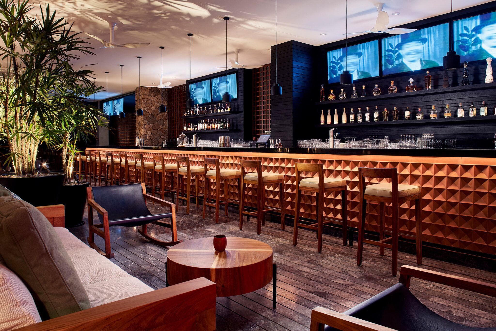 10 bars/lounges, poolside bar