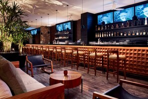 10 bares y bar junto a la piscina