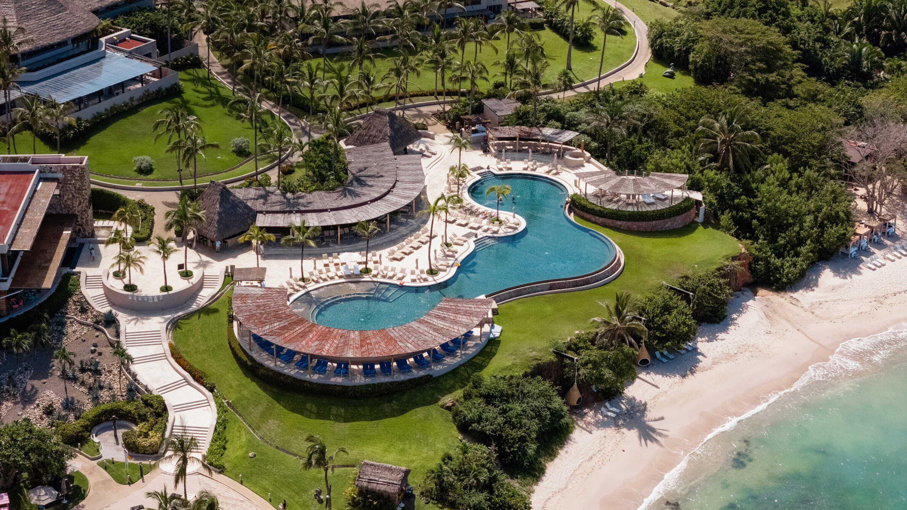 3 piscines extérieures
