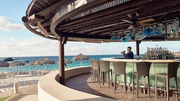 10 Bars/Lounges, Poolbar
