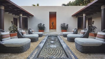 Tina de hidromasaje, baño de vapor y tratamientos corporales