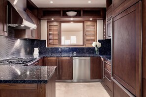 Ocean Penthouse | Cocina privada | Frigorífico pequeño y cafetera o tetera