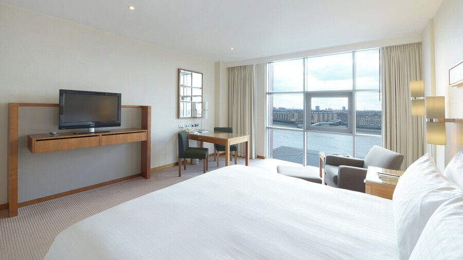 Canary Riverside Plaza Hotel