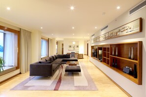 Presidential Suite | Egyptian cotton sheets, premium bedding, down comforters, pillowtop beds - Canary Riverside Plaza Hotel (London)
