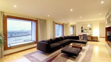 Suíte presidencial | Sala de estar | Smart TV 49 polegadas com canais a cabo, TV, console de videogame