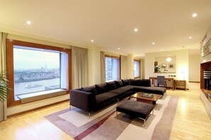 Suíte presidencial | Sala de estar | Smart TV 49 polegadas com canais a cabo, TV, console de videogame