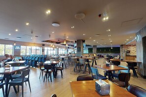 Phục vụ bữa sáng, bữa trưa, bữa tối, món ăn mang phong cách quốc tế 