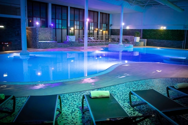 Indoor pool, sun loungers