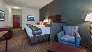 A hotel room with a bed, a desk, a chair, a lamp, and a picture on the wall. - Wingate by Wyndham High Point/Greensboro/Airport South (High Point)