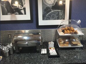 Colazione a buffet inclusa, servita tutte le mattine 
