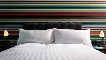 Escritorio, espacio para trabajar con laptop y cortinas blackout