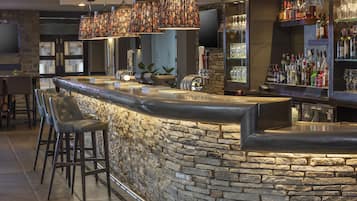 2 bars/lounges, cocktail bar