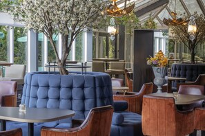 2 quầy bar/khu lounge, cocktail bar 