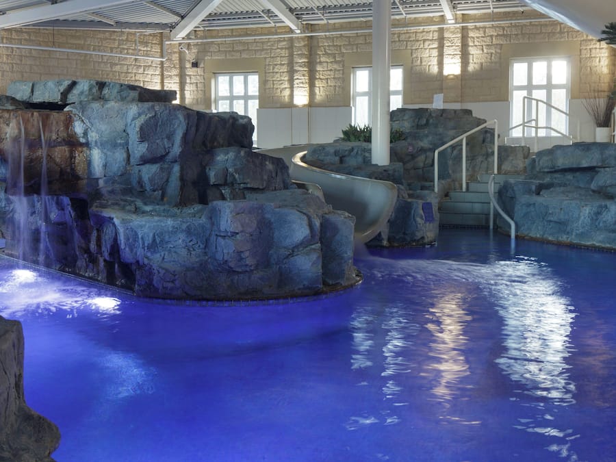 Indoor pool, sun loungers