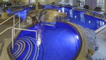 Inomhuspool och solstolar