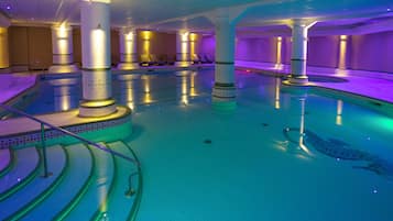 Piscina coperta, lettini